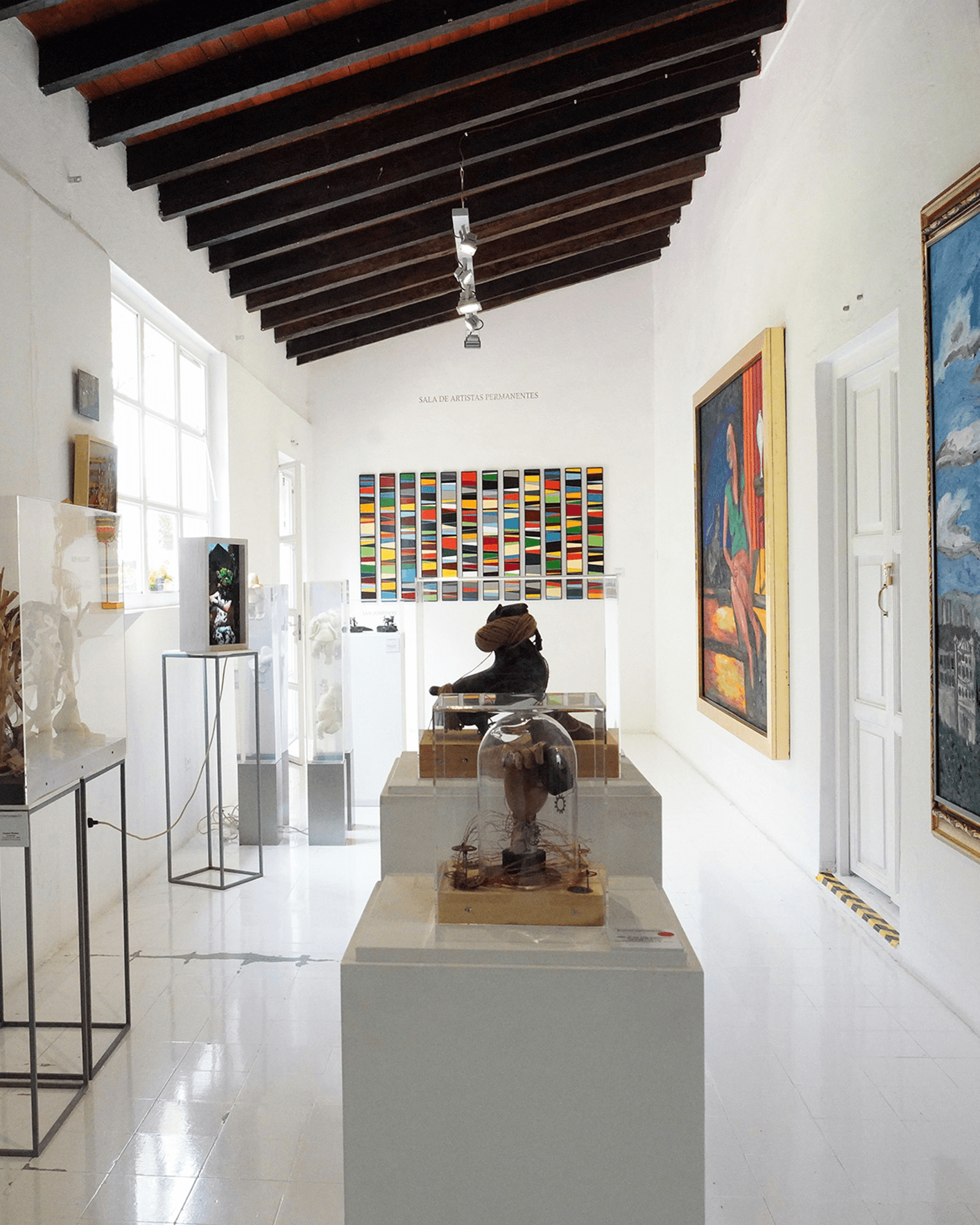 Art and antiques inside Fábrica La Aurora
